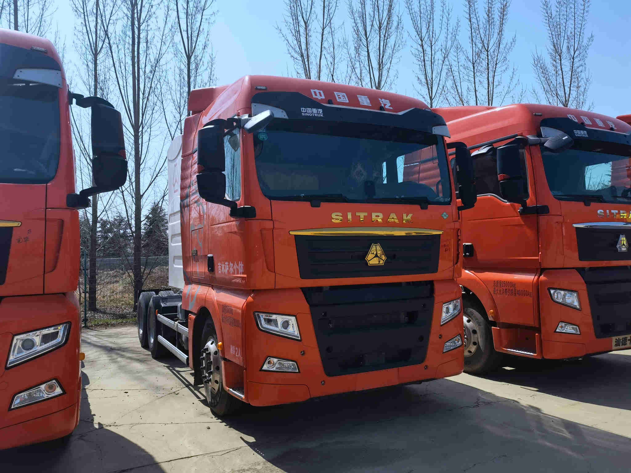 HOWO LNG Tractor Truck Sinotruk 6X4 Used Tractor left hand drive