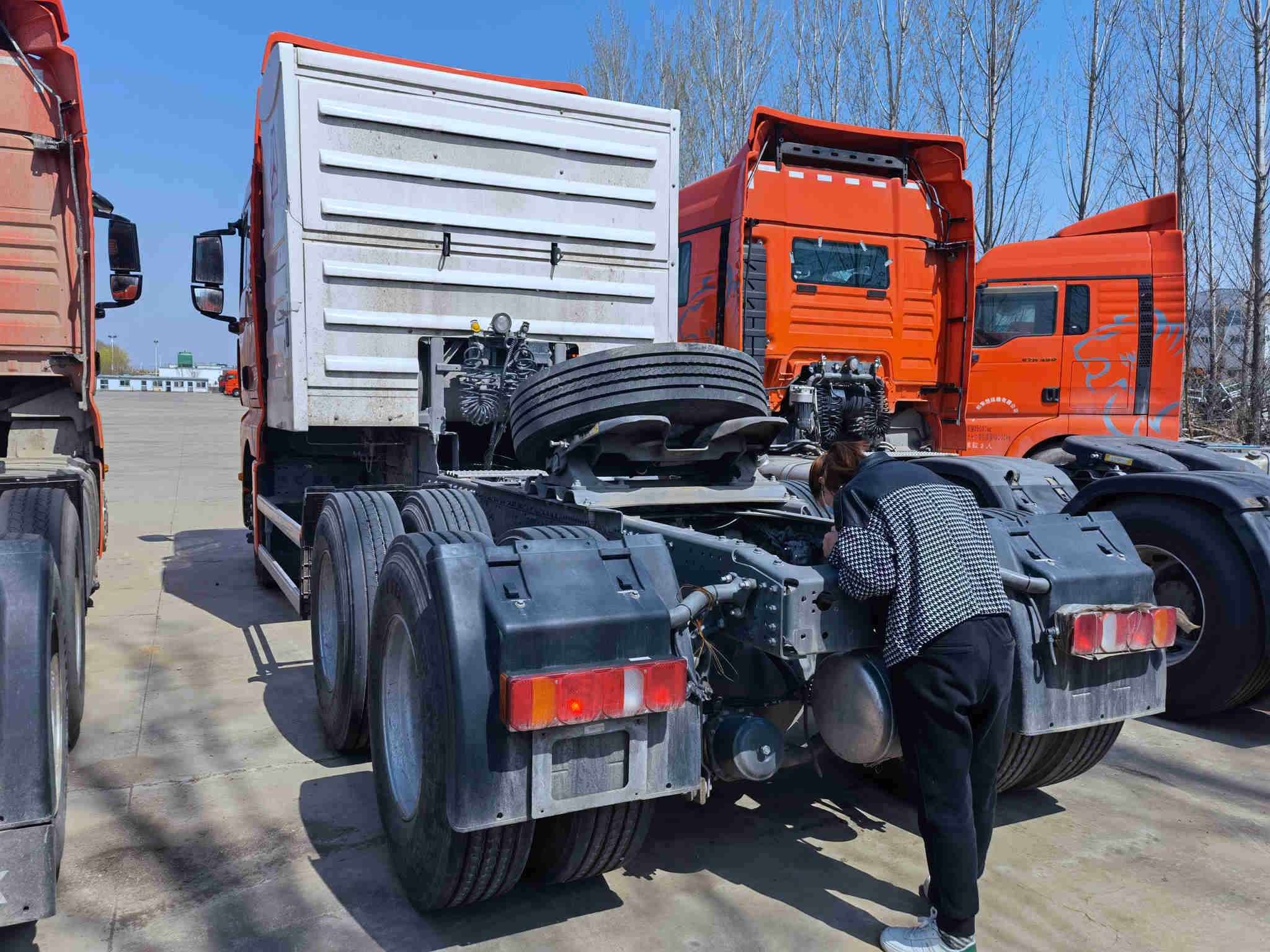 HOWO LNG Tractor Truck Sinotruk 6X4 Used Tractor left hand drive
