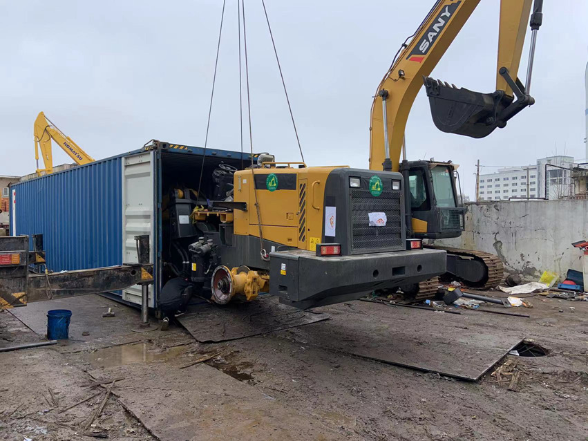 Wheel loader SDLG loading into container exprot to Ghana